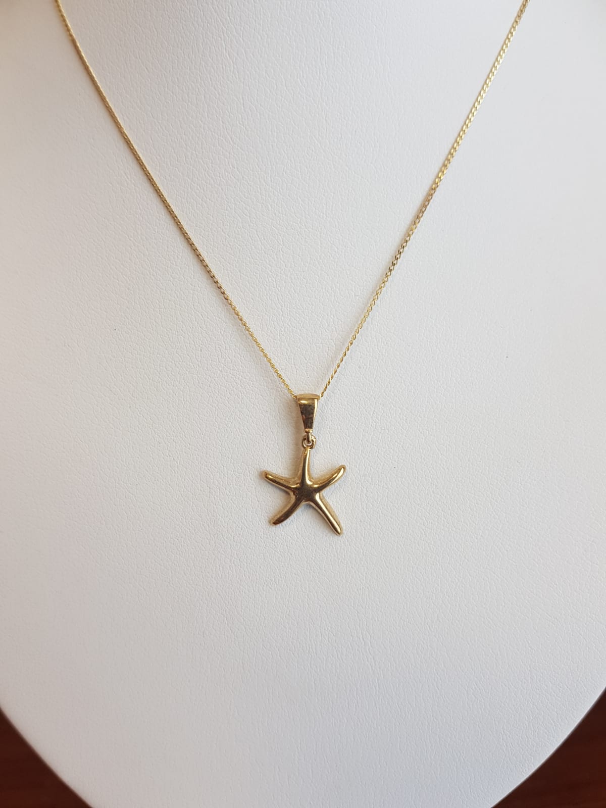 9ct yellow gold Starfish pendant and chain