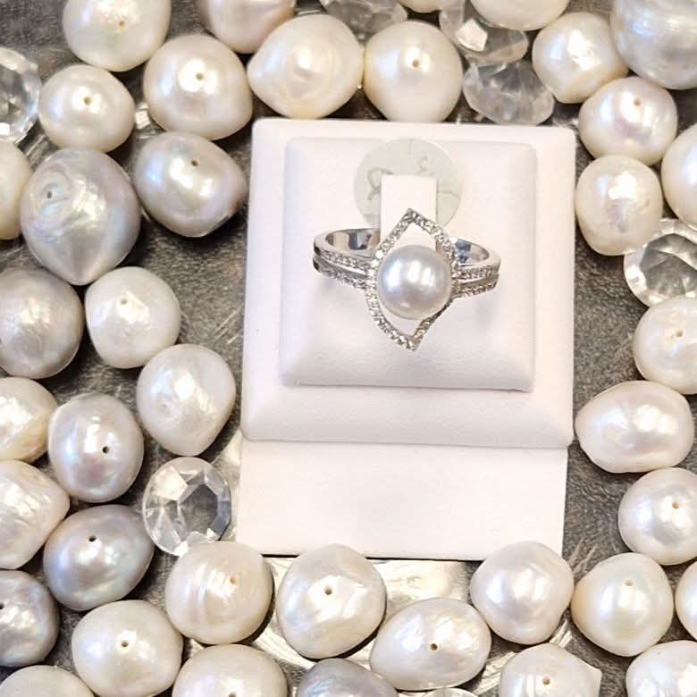 Freshwater pearl and white gold ring