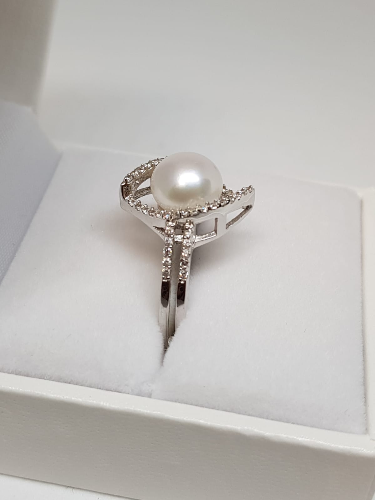 Freshwater pearl and white gold ring