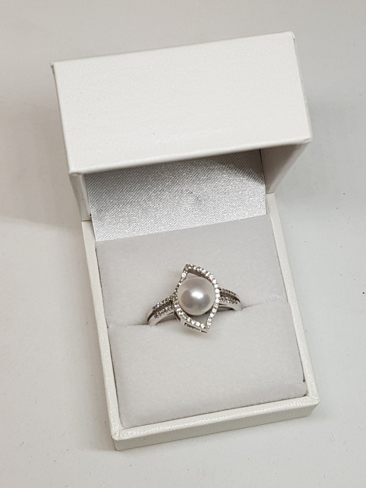 Freshwater pearl and white gold ring