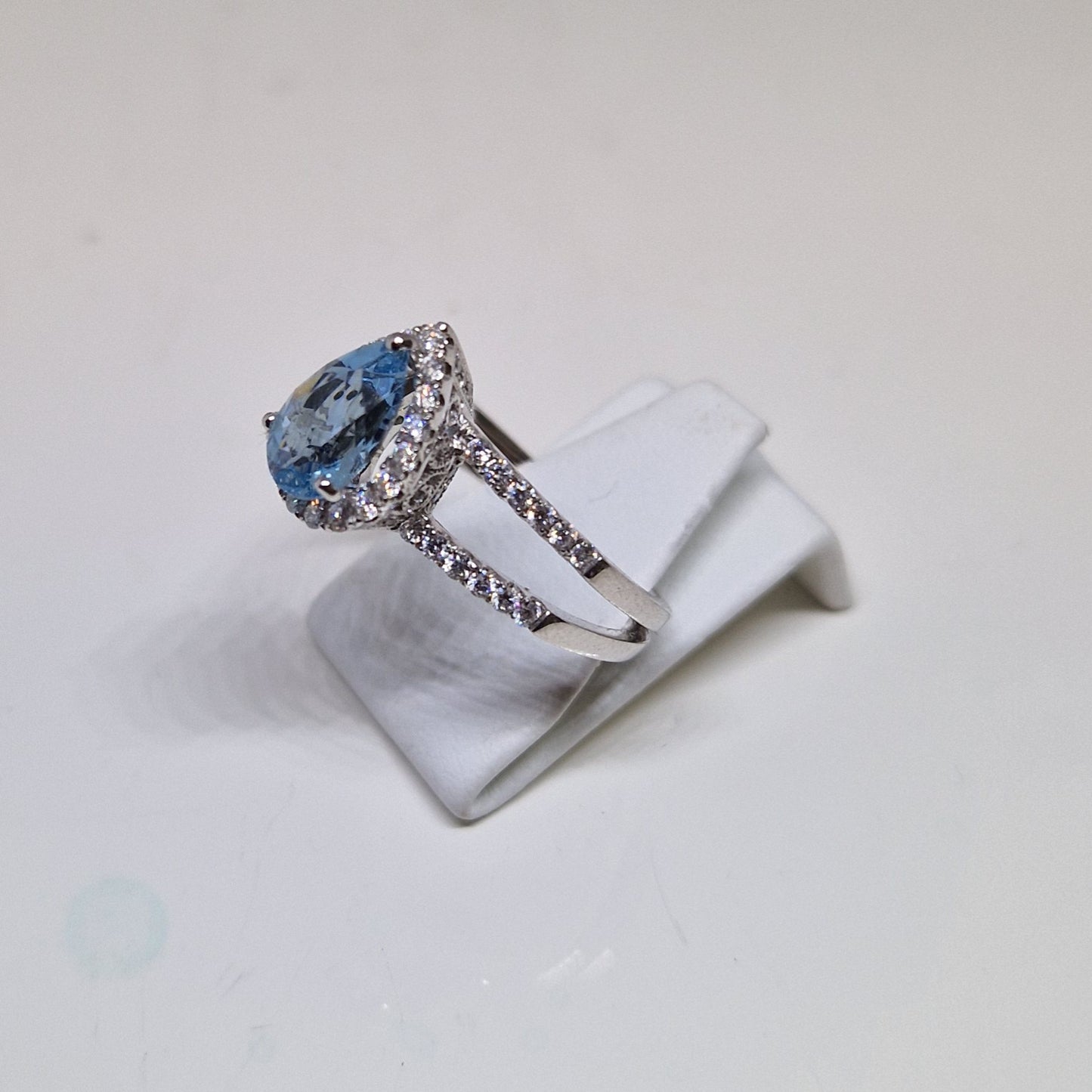 Aquamarine Ring 18ct White gold pear-shape and 60 diamonds