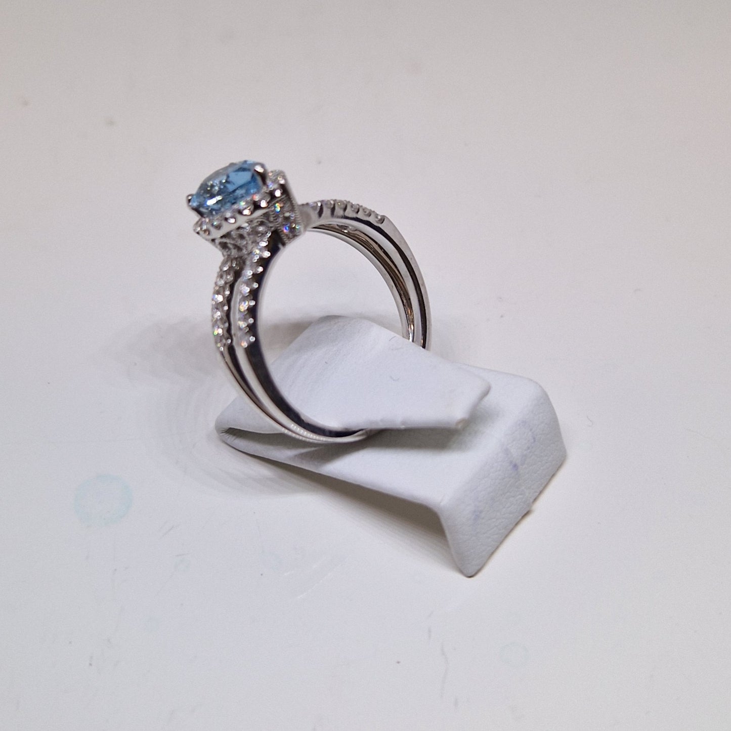 Aquamarine Ring 18ct White gold pear-shape and 60 diamonds