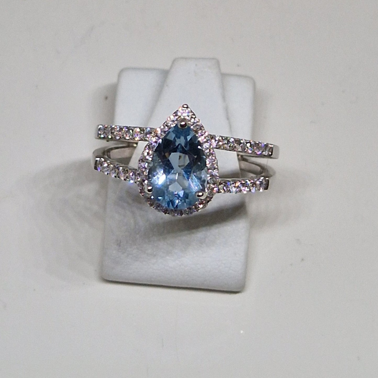Aquamarine Ring 18ct White gold pear-shape and 60 diamonds
