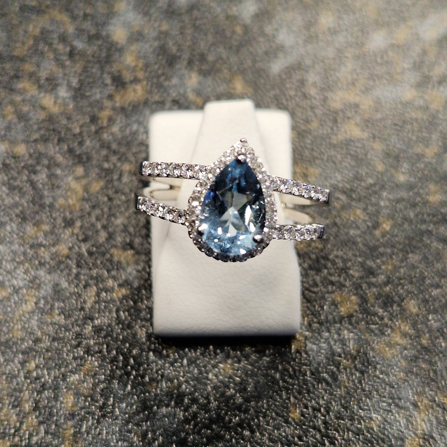 Aquamarine Ring 18ct White gold pear-shape and 60 diamonds